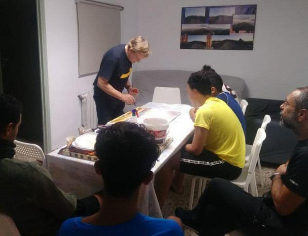 Los jóvenes atendidos en el centro ‘Alácera’ de Caudete (Albacete) reciben la visita del pintor y psicólogo Paco Hernández ‘El Rubio’ 