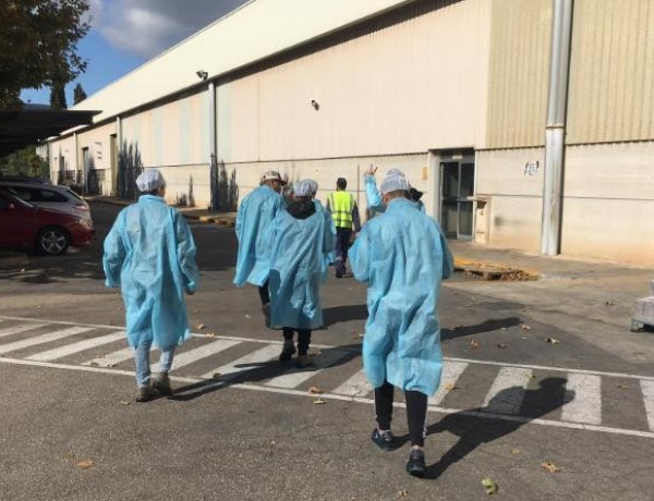 Los menores atendidos en el centro de acogida ‘Alácera’ de Caudete (Albacete) visitan las instalaciones de la fábrica de Crisnova Vidrio 