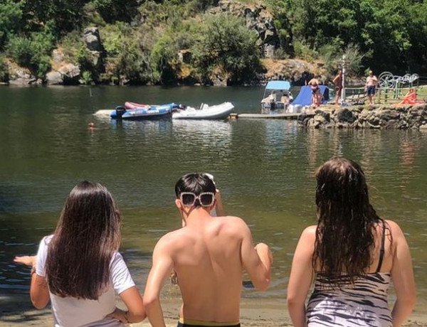 Los menores atendidos en el centro ‘Montealegre’ de Ourense llevan a cabo una salida educativa al entorno natural de la playa de A Cova en Lugo