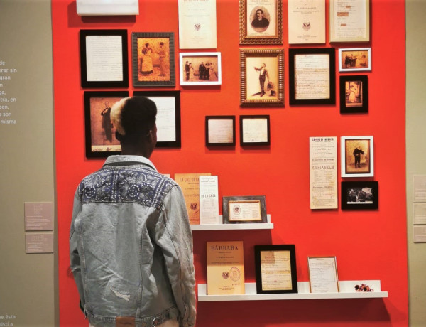 Un joven usuario visita una exposición en una de las actividades de ocio cultural organizadas en el programa
