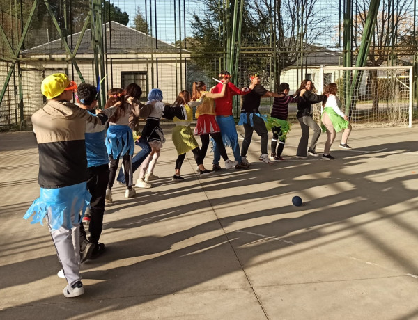 Jóvenes y educadores de Montealegre realizan un desfile por la pista deportiva del centro