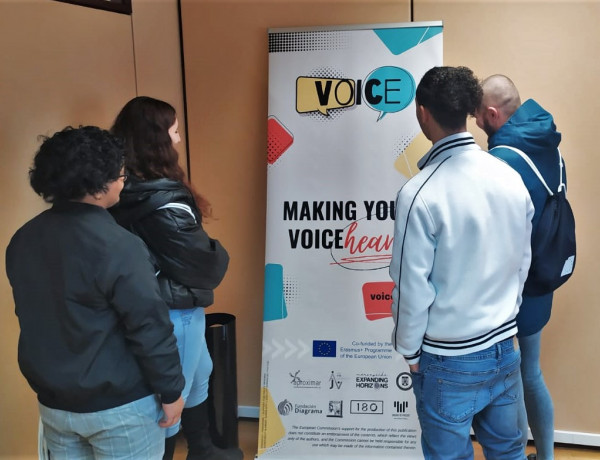 El grupo de jóvenes, junto al cartel del proyecto