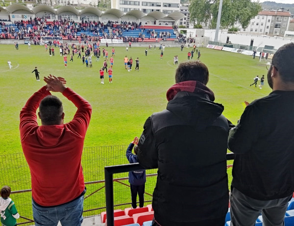 Tres chicos del centro Montealegre ven el partido del Celta contra el Valladolid