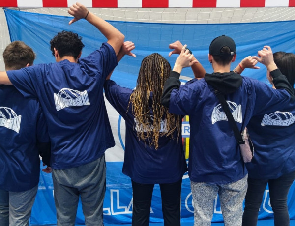 Jóvenes de Pi Gros que hicieron voluntariado en la fase final de la Superliga de voleibol