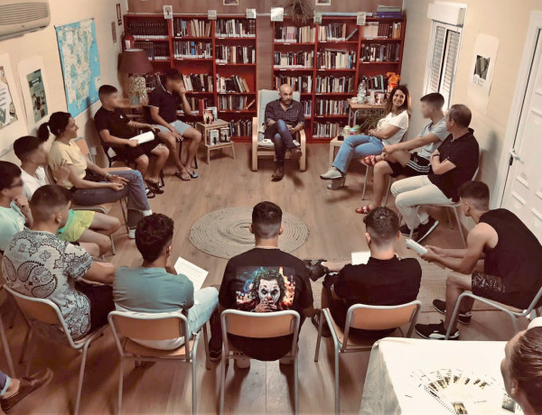Andrés Pérez Domínguez comparte el taller de lectura con menores y educadoras de El Limonar en la biblioteca del centro