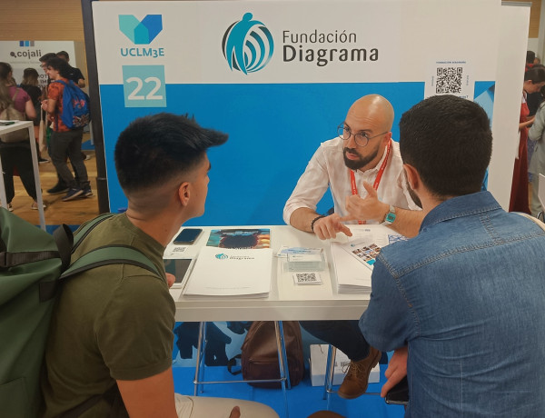 Un profesional de Diagrama habla con dos estudiantes