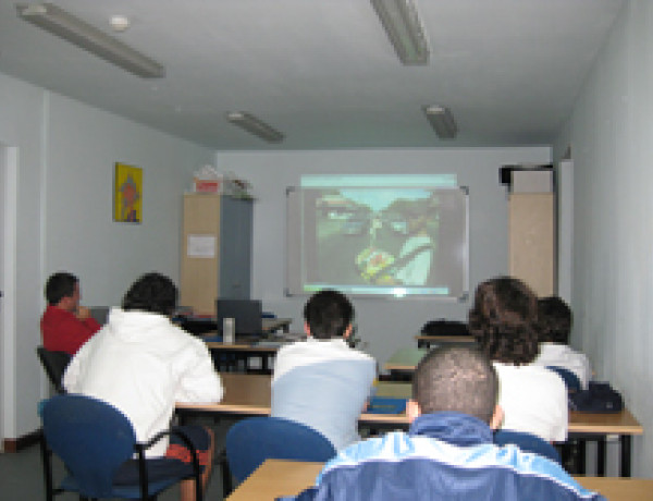 Primera sesión del Proyecto Jóvenes de otros mundos: un futuro en desarrollo en el Centro Socioeducativo Juvenil de Parayas