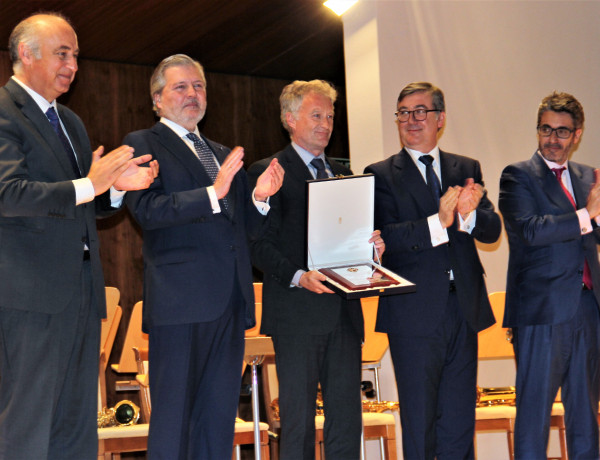 Rafael Pérez recoge la Placa de Honor de manos del ministro Íñigo Méndez de Vigo