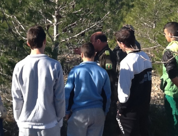 Los menores del centro ‘La Zarza’ de Abanilla (Murcia) participan en una actividad de voluntariado medioambiental