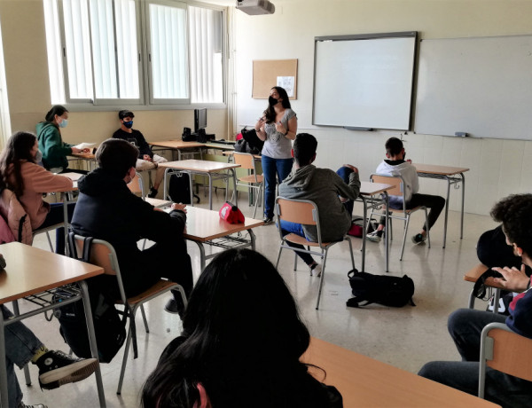 Profesionales del Programa '#PonteAlerta' de Valencia imparten talleres sobre ciberacoso al alumnado del IES Ausiàs March de Manises