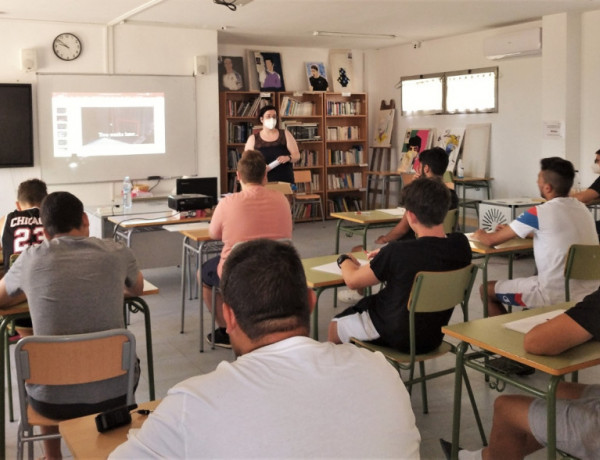 Una docena de jóvenes atendidos en la residencia ‘La Villa’ de Villena completan una formación como auxiliar de comercio y almacén