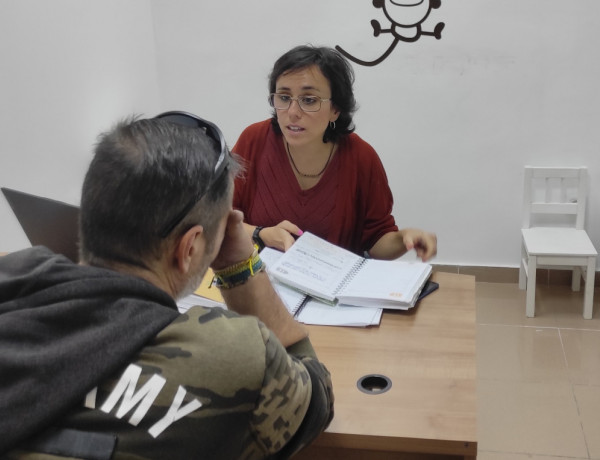 Uno de los usuarios del programa se reúne con la trabajadora social