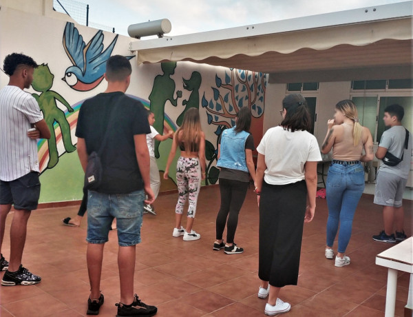 La monitora da indicaciones a los jóvenes participantes