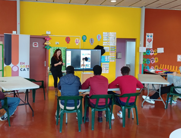 La profesora del taller da algunas pautas de doblaje a los menores asistentes
