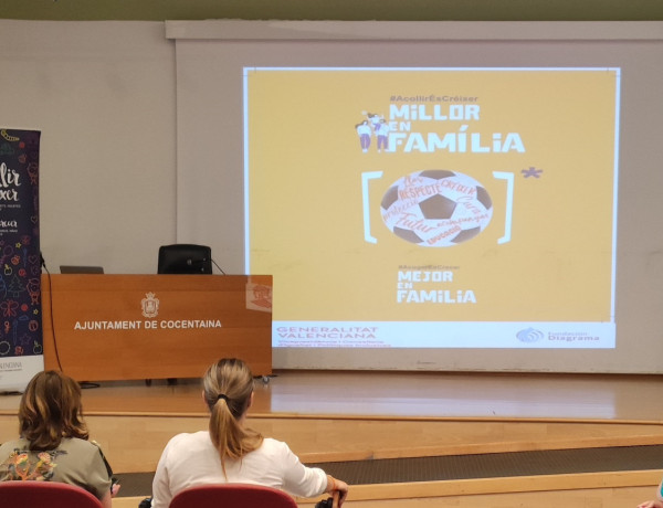 Salon de plenos del Ayuntamiento de Cocentaina con algunos de los asistentes a la charla