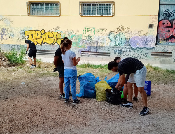 Los jóvenes llenan las bolsas con los residuos encontrados