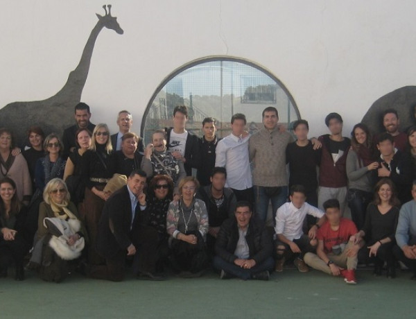 Los jóvenes atendidos en el centro ‘San Miguel’ de Granada reciben la visita de la delegada del Gobierno de la Junta de Andalucía en la localidad
