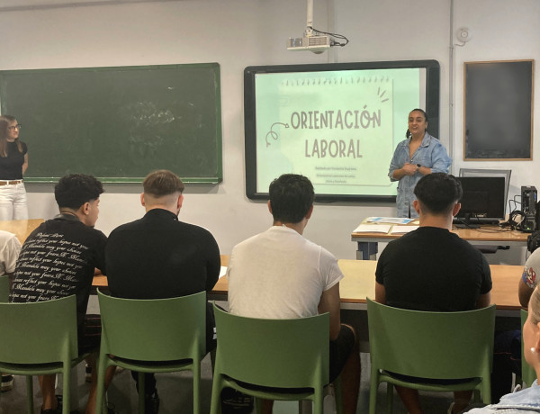 Varios jóvenes asisten a la charla de orientación laboral