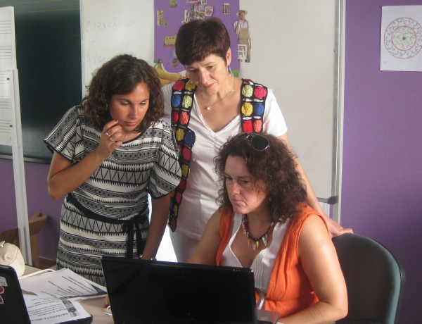 Los profesionales del Aula de Dinamización Intercultural de Fundación Diagrama en Cantabria exponen el proyecto en el Ayuntamiento cántabro de Colindres