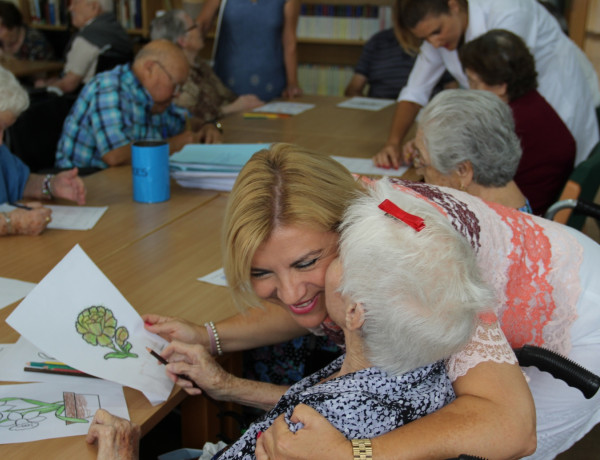 La Consejera de Familia de la Región de Murcia visita a los residentes del Centro Sociosanitario ‘Altavida’ de Abanilla