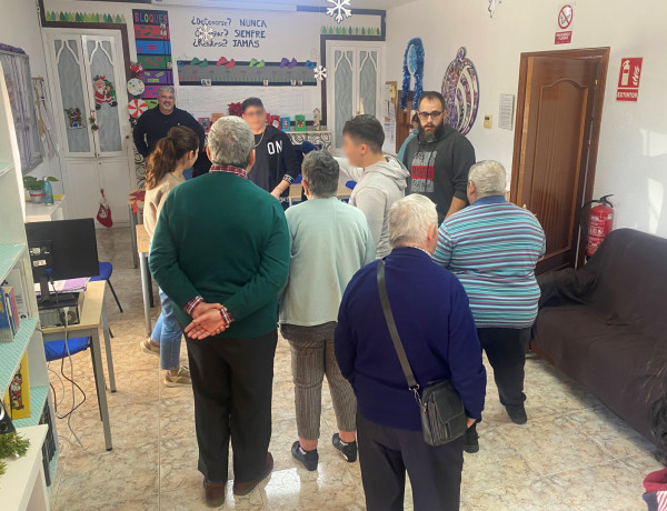 Las personas mayores son recibidas en el hogar por jóvenes y educadores
