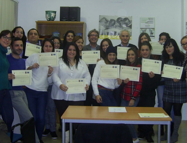 Los alumnos del programa de inserción sociolaboral ‘Impulso’ reciben sus diplomas de cuidado sociosanitario de personas dependientes