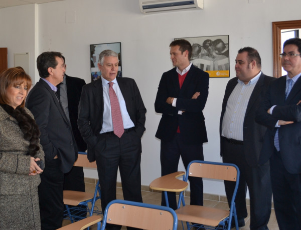 El consejero de Gobernación de la Junta de Andalucía visita el Centro de Día para menores 'Himilce' de Linares (Jaén)