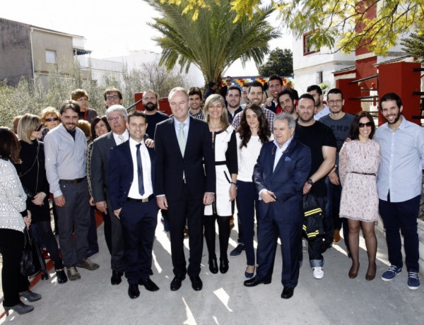 Alberto Fabra y el resto de personalidades, en la inauguración del centro 'Anassim' de Llanera de Ranes