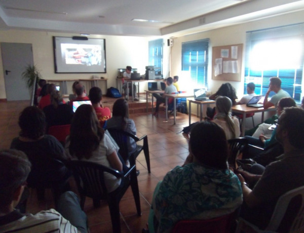 Los menores del centro educativo ‘La Cañada’, en Fernán Caballero (Ciudad Real), participan en un curso de iniciación a la informática