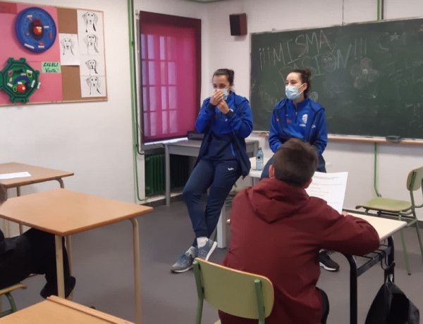 Iria Saeta y Jennifer Lores, jugadoras de la Selección Española de Fútbol Sala Femenino, visitan a los menores del centro ‘Monteledo’ de Ourense