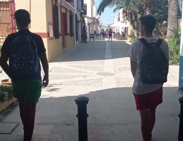 La isla de Tabarca recibe la visita de las personas jóvenes atendidas en el Hogar de Acogida ‘Benalúa’ de Alicante