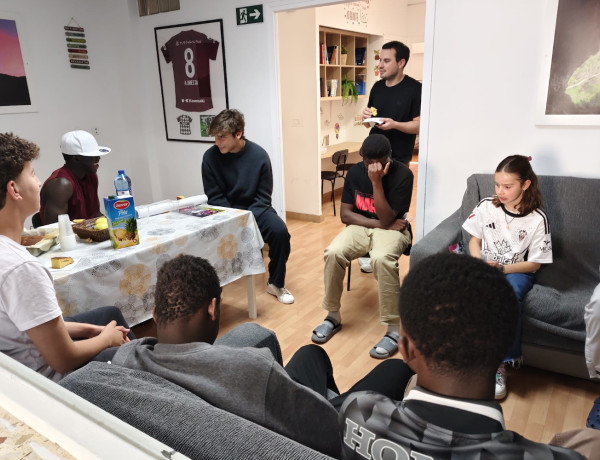 Javier Villar, del Albacete Balompié, visita el hogar de acogida Alácera