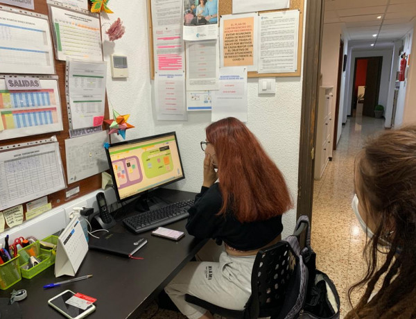 Una joven atendida en el Hogar ‘El Palmeral’ de Elche (Alicante) participa en una reunión online de la Plataforma de Infancia 