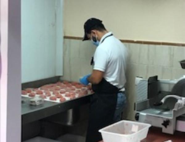 Un joven atendido en el centro de internamiento ‘Odiel’ de Huelva inicia unas prácticas formativas en una carnicería de la ciudad. Fundación Diagrama. Andalucía 2021.