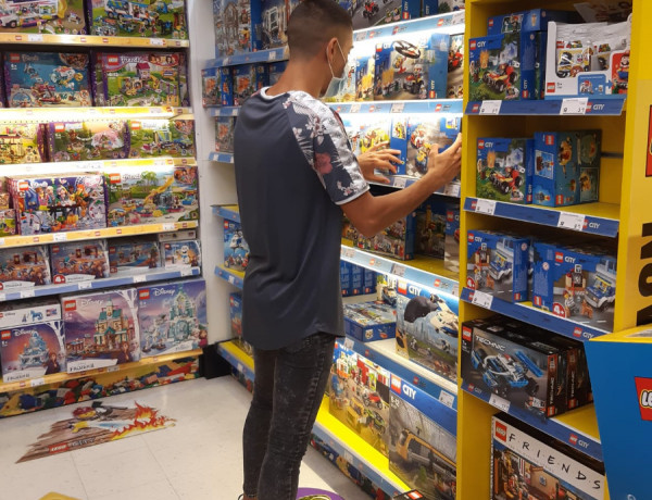 Un joven atendido en el centro ‘Odiel’ de Huelva comienza unas prácticas formativas en la tienda de juguetes Toys R Us de la localidad. Fundación Diagrama. Andalucía 2020.