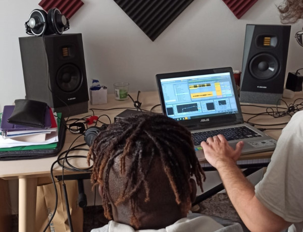 Un joven atendido en la residencia ‘Torrent I’ de Torrente (Valencia) graba dos canciones compuestas por él mismo en un estudio profesional