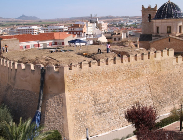 Un joven atendido en el hogar ‘Alácera’ de Caudete (Albacete) participa en un voluntariado cultural en el Castillo de la localidad. Fundación Diagrama. Castilla-La Mancha 2020.