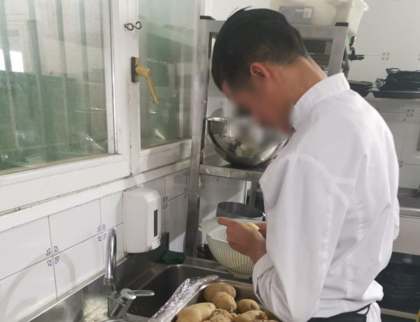 Un joven atendido en el Centre d'Acollida del Montsià de Amposta (Tarragona) es contratado como ayudante de cocina en Delta Hotel. Fundación Diagrama. Cataluña 2019. 