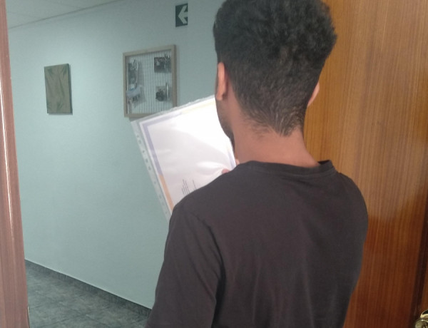 Uno de los jóvenes atendidos en el hogar ‘La Magrana’ de Alicante termina con éxito una etapa de formación en el sector hostelero. Fundación Diagrama. Comunidad Valenciana 2020. 