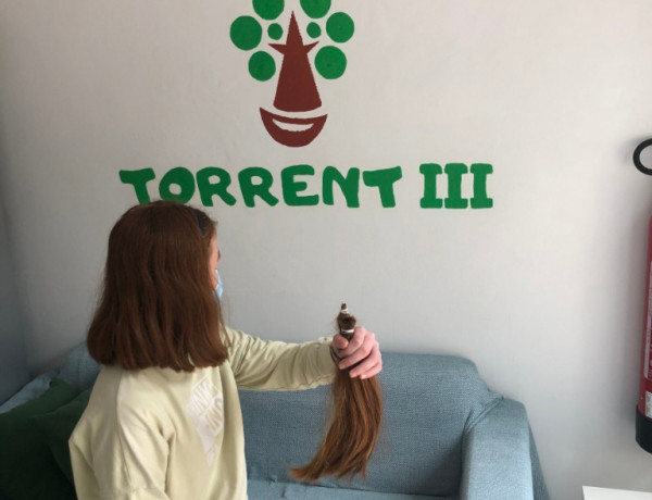 Una joven de la residencia ‘Torrent III’ (Valencia) colabora en una donación de pelo con fines solidarios para personas afectadas por el cáncer