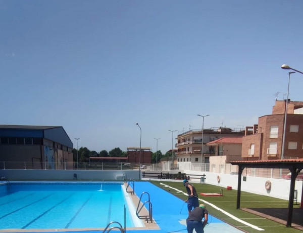 Un joven del SPAAI ‘Ullals III’ contratado por el Ayuntamiento de Ulldecona (Tarragona) colabora en la puesta a punto de la piscina municipal