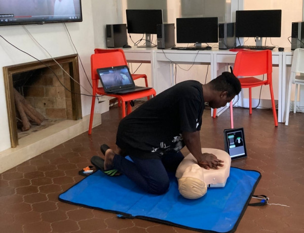Los jóvenes atendidos en el Servicio de Primera Acogida ‘Llavaneres’ de Sant Andreu de Llavaneres (Barcelona) realizan un taller sobre primeros auxilios