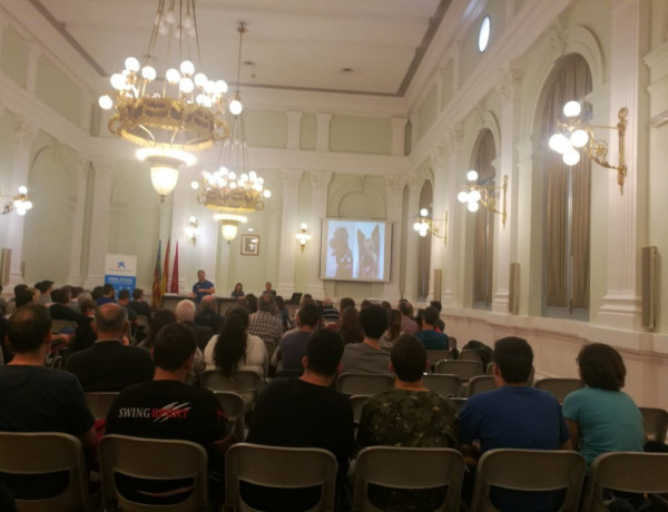 Los jóvenes atendidos en el centro ‘Anassim’ de Llanera de Ranes (Valencia) reciben la visita del campeón paraolímpico David Casinos. Fundación Diagrama. Comunidad Valenciana 2019. 