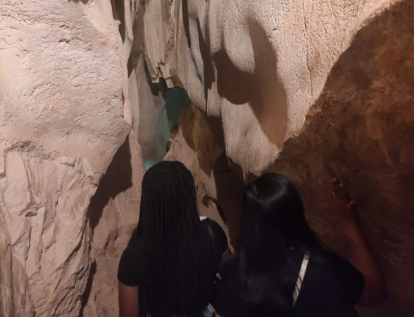 Las jóvenes atendidas en el recurso residencial ‘Kyra’ de Málaga visitan la Cueva del Tesoro en la localidad de Rincón de la Victoria. Fundación Diagrama. Andalucía 2022.