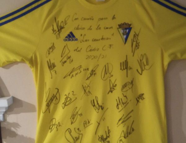 Los menores atendidos en la casa de emancipación ‘Las Canteras’ de Puerto Real reciben una camiseta firmada del Cádiz Club de Fútbol