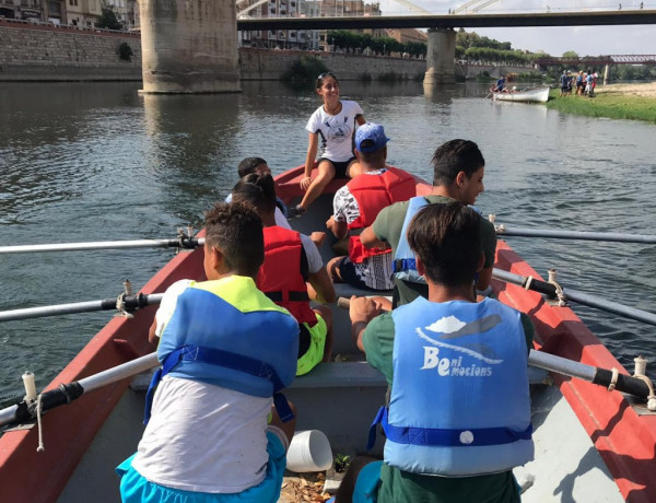 Los jóvenes atendidos en el Centre d'Acollida del Montsià de Amposta (Tarragona) realizan una actividad de iniciación al remo en el río Ebro. Fundación Diagrama. Cataluña 2019.
