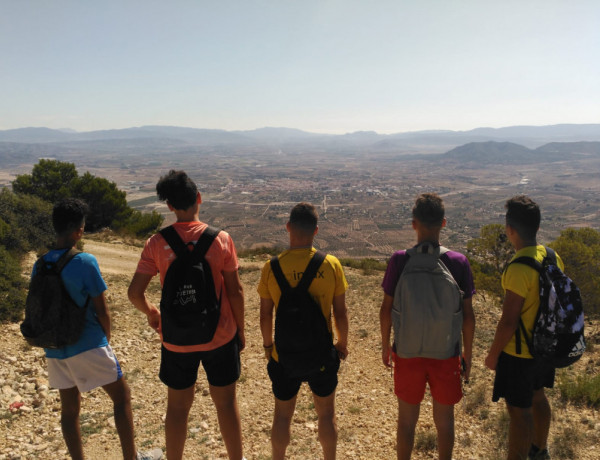 Los jóvenes atendidos en el centro de acogida ‘Alácera’ de Caudete (Albacete) llevan a cabo una ruta de senderismo en Sierra Oliva. Fundación Diagrama. Castilla- La Mancha 2019. 