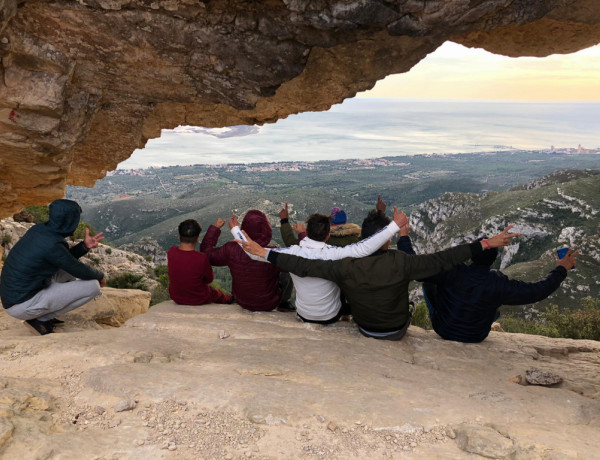 Los jóvenes atendidos en el centro de acogida ‘Baix Ebre’ de Tarragona realizan una ruta de senderismo por la montaña de La Foradada. Fundación Diagrama. Cataluña 2019. 