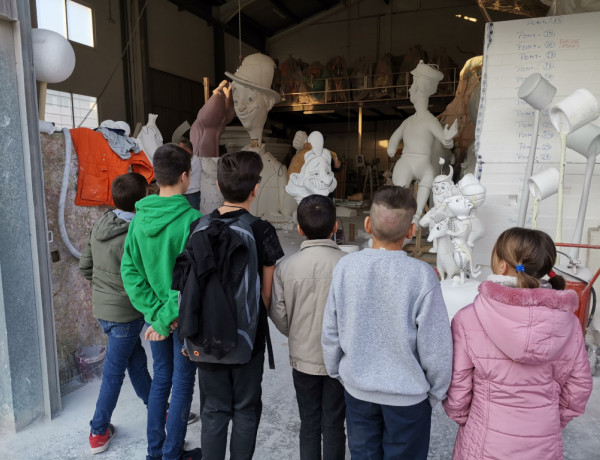 Los jóvenes atendidos en el centro de acogida ‘Massamagrell’ conocen el trabajo del artista fallero Enrique Cardells. Fundación Diagrama. Comunidad Valenciana 2020. 