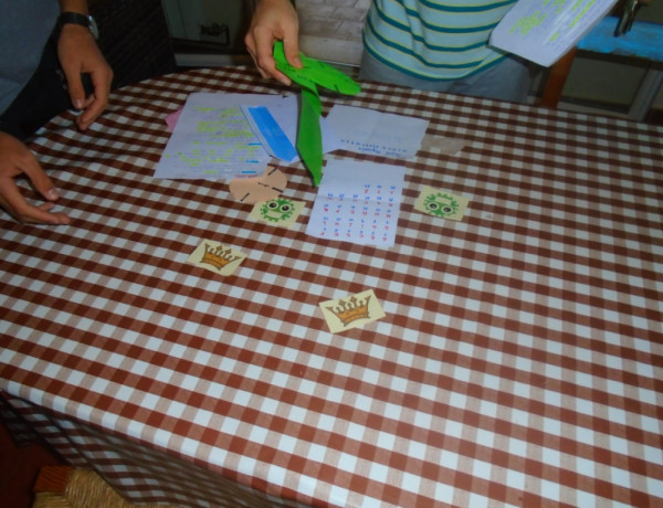 Los jóvenes atendidos en el Centro de Acogida ‘Portocristo’ de Mallorca participan en una actividad lúdica y de prevención sobre el Coronavirus. Fundación Diagrama. Islas Baleares 2020. 